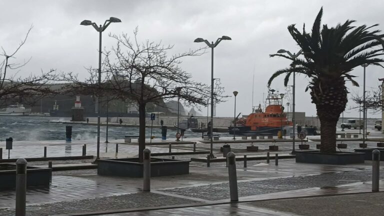 image Μπουρίνι  “αγρίεψε” τη θάλασσα στη Μύρινα.(ΒΙΝΤΕΟ)