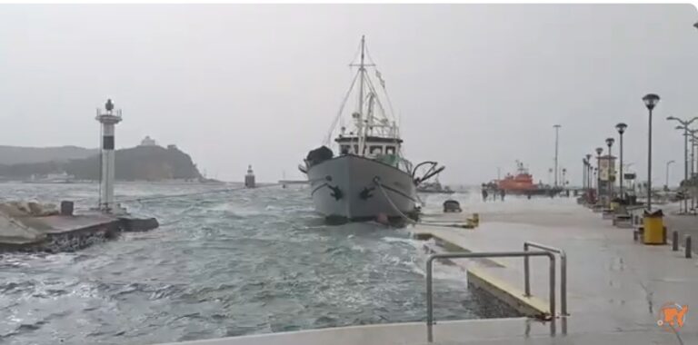 image Μύρινα:Θυελλώδεις νοτιάδες χτυπούν το λιμάνι, αγωνία για τις βάρκες.(Βίντεο)