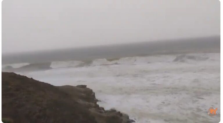 image Ακρωτήρι Αγίου Σώζου: Η θάλασσα «άφρισε» και το τοπίο θύμισε ανοιχτό ωκεανό(Βίντεο)