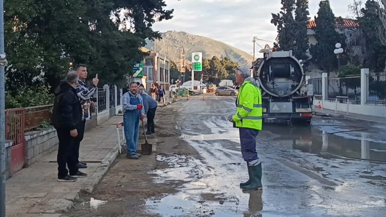 image Μύρινα: Σε πλήρη εξέλιξη οι καθαρισμοί στη Λεωφόρο Δημοκρατίας μετά τη θεομηνία του Σαββάτου
