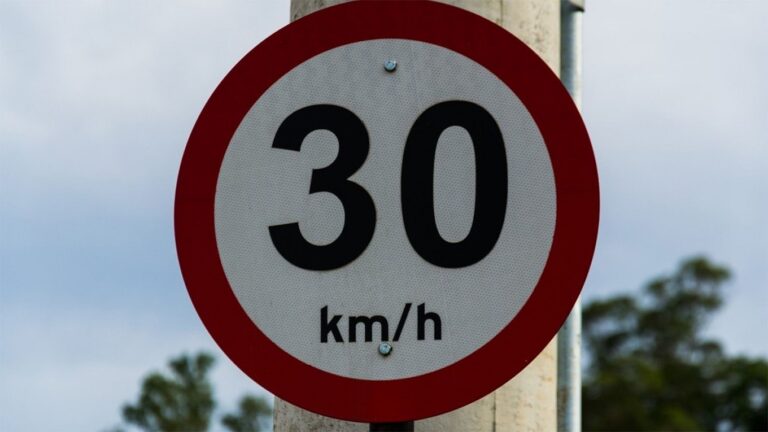 image Νέος ΚΟΚ: Με αυτό το πρόστιμο κινδυνεύετε αν σας πιάσουν να οδηγείτε με πάνω από 30χλμ/ώρα!