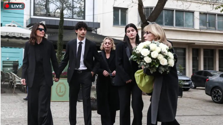 image Στο παρεκκλήσι της Μητρόπολης η σορός της μεγάλης τραγουδίστριας Μαρινέλλας – Πλήθος κόσμου στο λαϊκό προσκύνημα