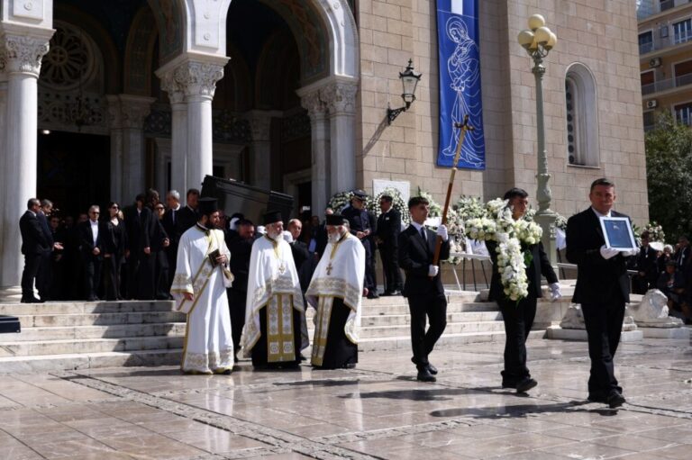image Κηδεία Μαρινέλλας: Τελευταία έξοδος για τη μεγάλη ντίβα του ελληνικού τραγουδιού – Συγκινητικές στιγμές στη Μητρόπολη(Bιντεο)
