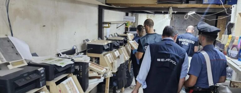 image Το 27% του πλαστού χρήματος στην Ευρώπη εκτυπώθηκε από ένα άτομο στο δικό του γκαράζ στην Νάπολι το 2023! (βίντεο)