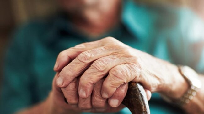 post Χίος: Οικιακή βοηθός χτυπάει στο κεφάλι 98χρονο και του δένει τα χέρια για να μην αντιστέκεται