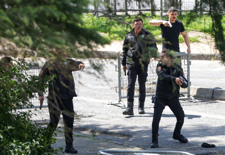 image Κωνσταντινούπολη: Το χρονικό της ένοπλης επίθεσης στο προξενείο του Ισραήλ – Τουλάχιστον ένας «ύποπτος» νεκρός από αστυνομικά πυρά