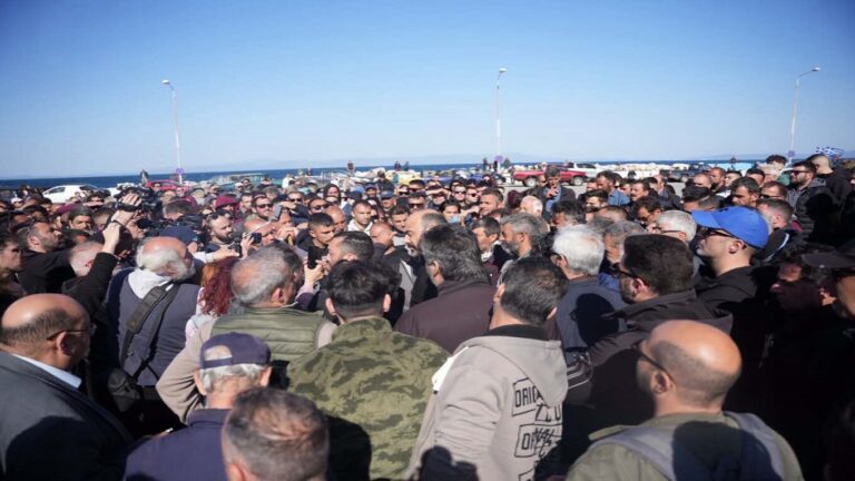 image Λέσβος: Συνεχίζεται το μπλόκο στο λιμάνι – Ελλείψεις σε βασικά προϊόντα στα σούπερ μάρκετ