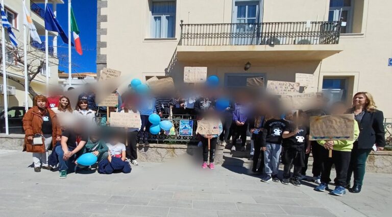 image Μαθητές του  3ου  Δημοτικού σχολείου Μύρινας  αγκαλιάζουν τα παιδιά με αυτισμό .