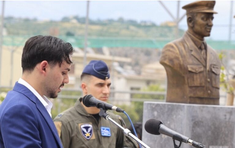 image Συγκίνηση στα αποκαλυπτήρια της προτομής του Κώστα Ηλιάκη, 20 χρόνια μετά τον θάνατό του: «Ήταν ο φάρος μας», είπε ο γιος του