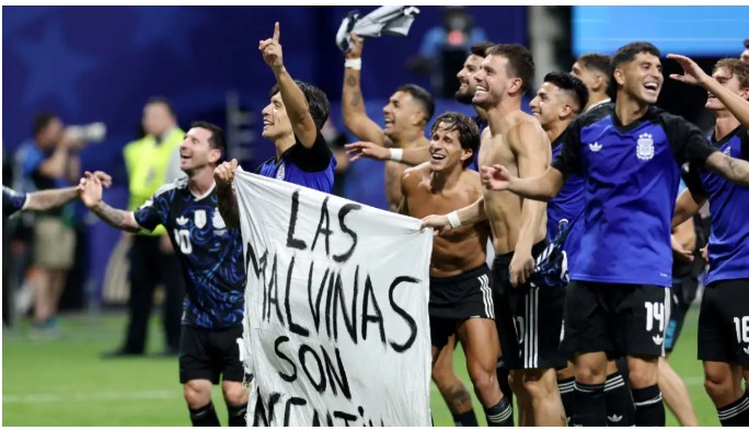image Οι παίκτες της Αργεντινής πανηγύρισαν με πανό για τα Φόκλαντ και κινδυνεύουν με τιμωρία από τη FIFA