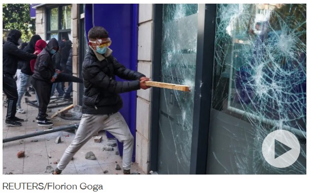 image Η Αλβανία «φλέγεται» από τις διαδηλώσεις: Φοιτητές προσπάθησαν να εισβάλουν στο γραφείο του Ράμα, μεγάλες καταστροφές και τραυματίες